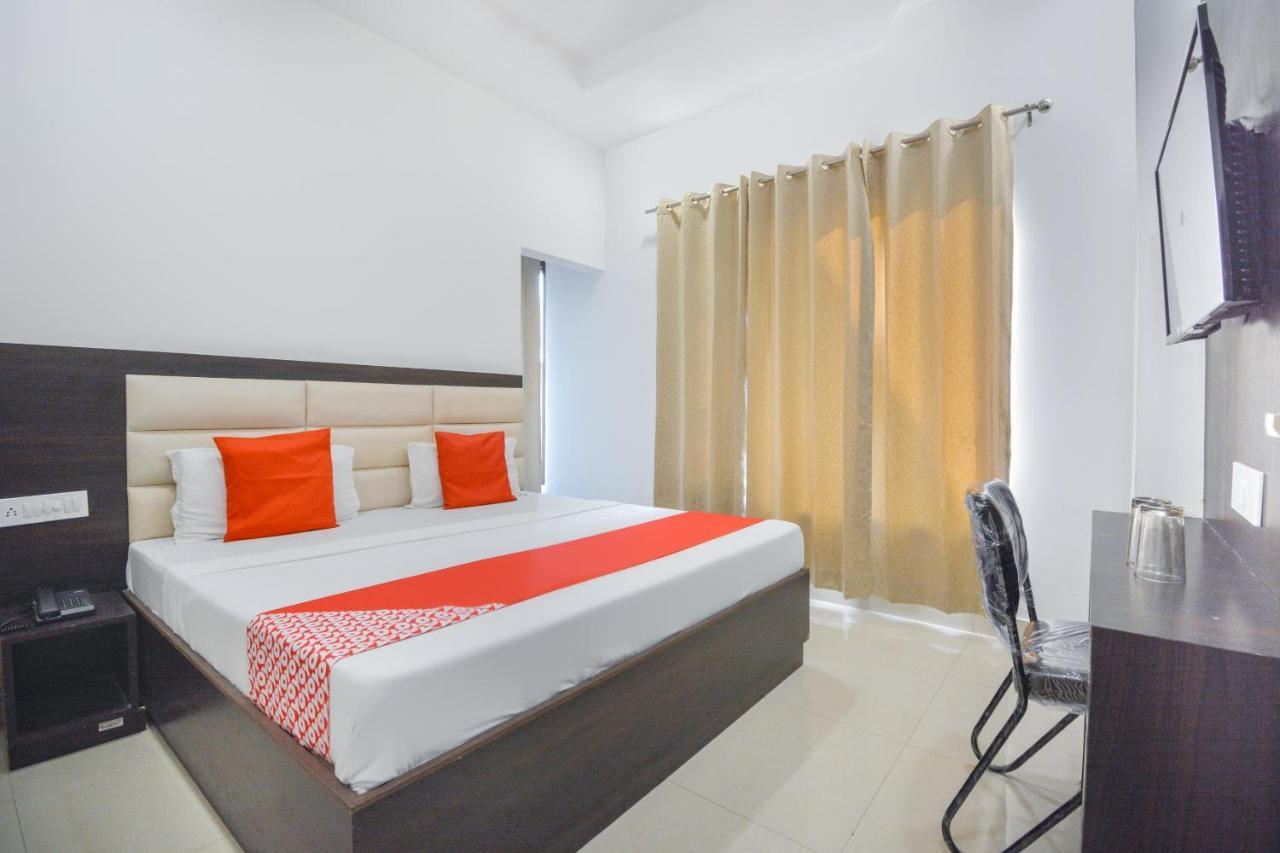 Oyo 71106 A K Regency 3*